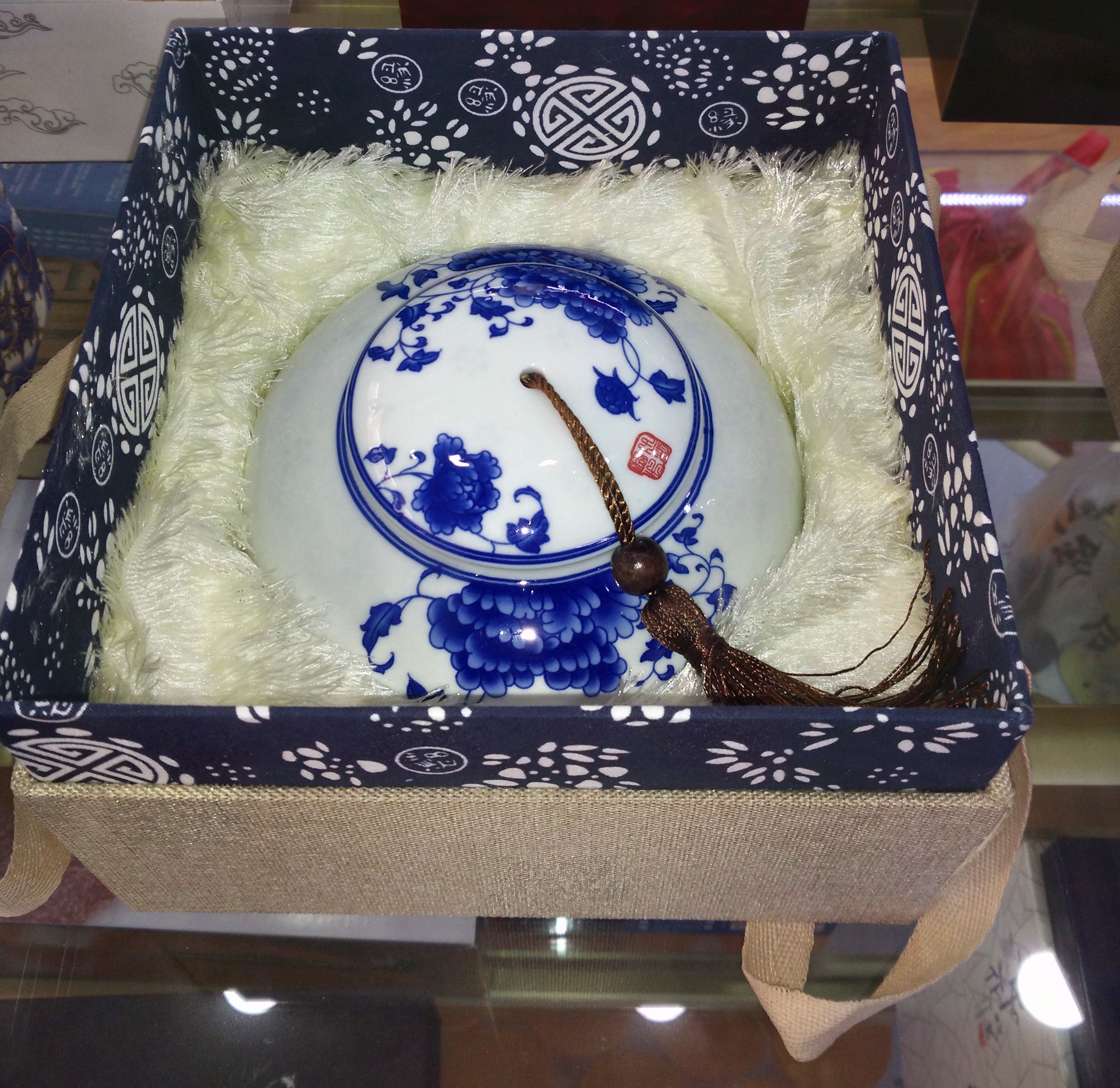 黑枸杞青花瓷罐